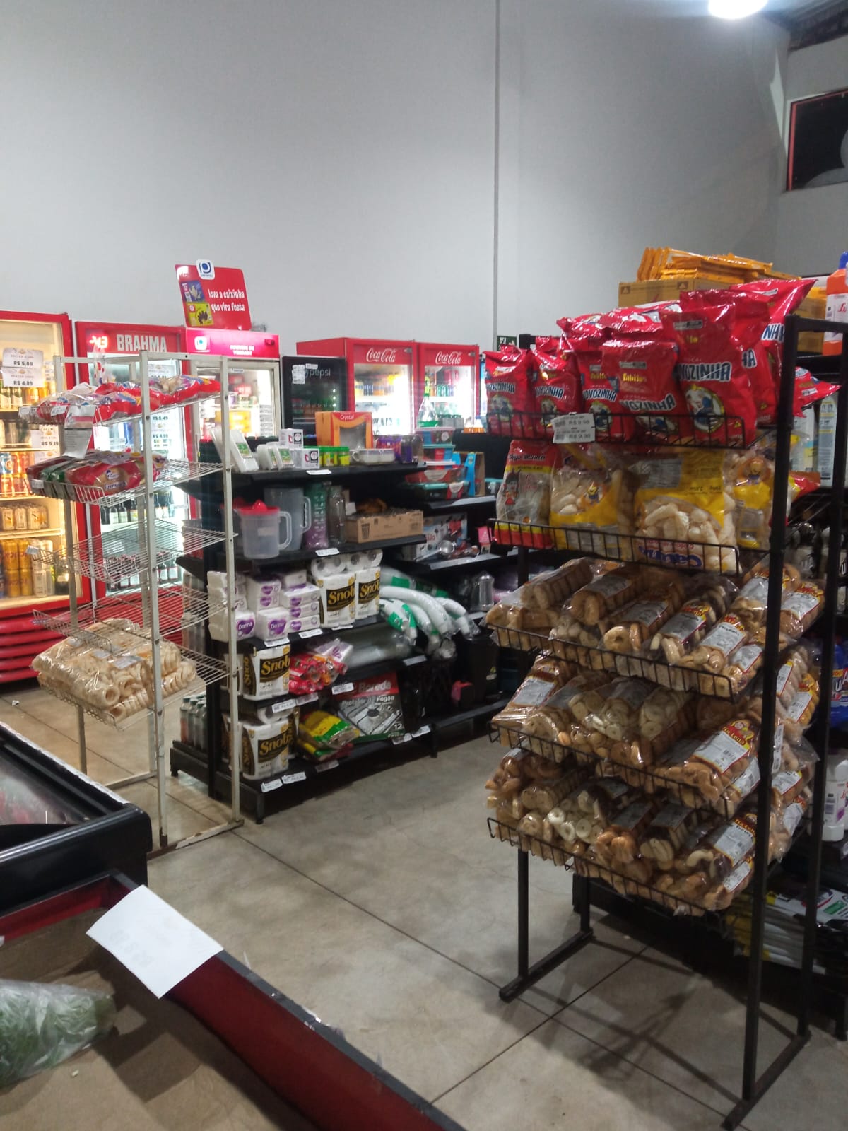 Área de bebidas e produtos da loja